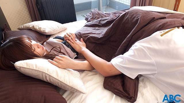 Con trai mới lớn lén địt mẹ kế xinh đẹp