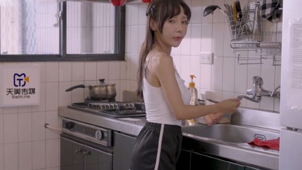 Con Gái Massage Kích Dục Cha Dượng Khi Mẹ Nằm Viện